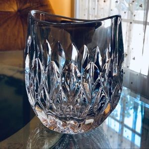 🏺 Fine crystal flower vase ECU